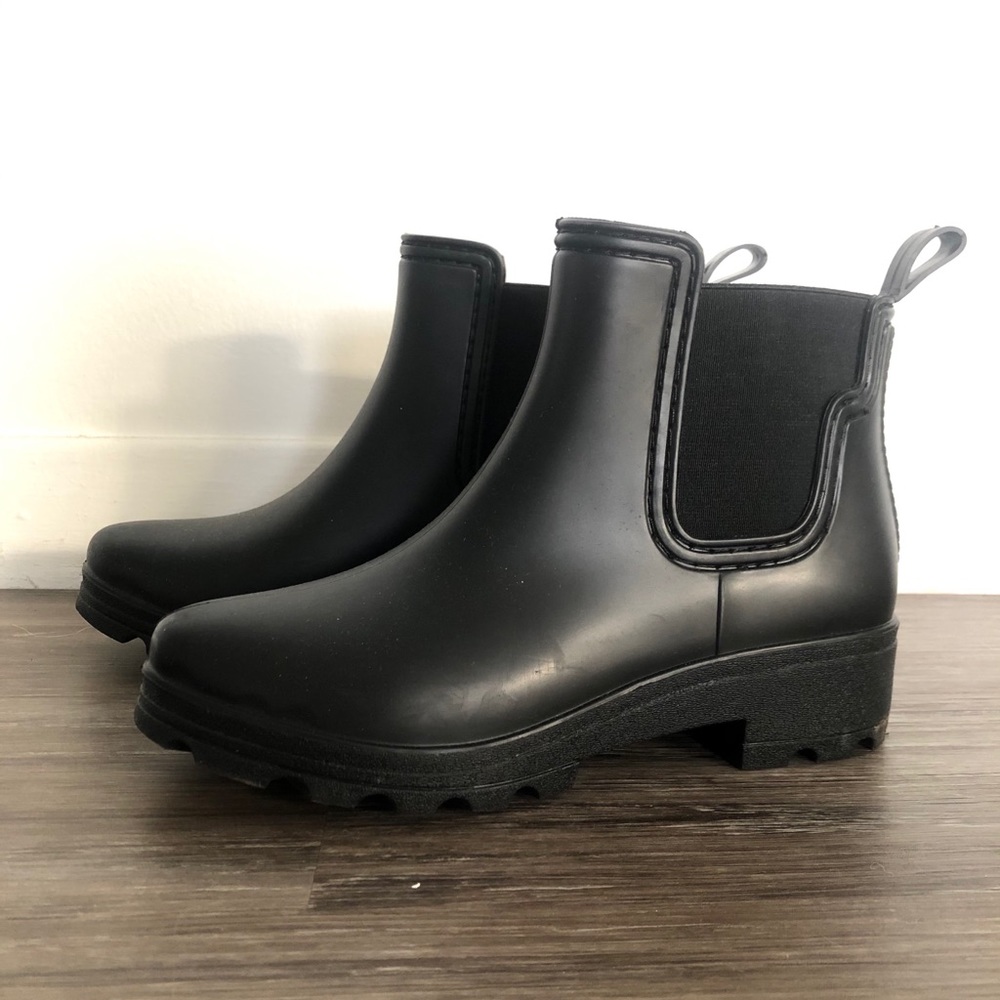 Chelsea Boot in matte black size US 7